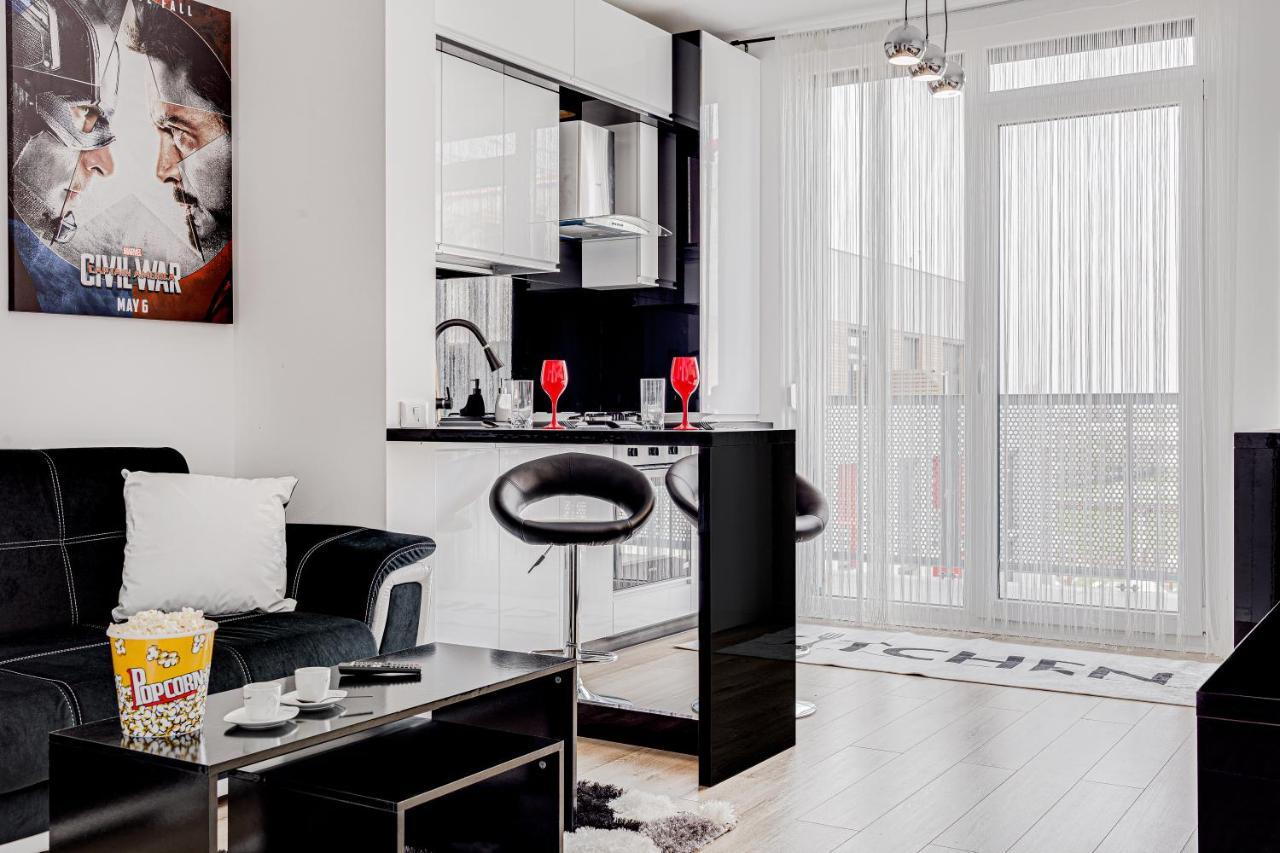 アラドAri Cinema Apartament With 2M Videoproiectorアパートメント エクステリア 写真