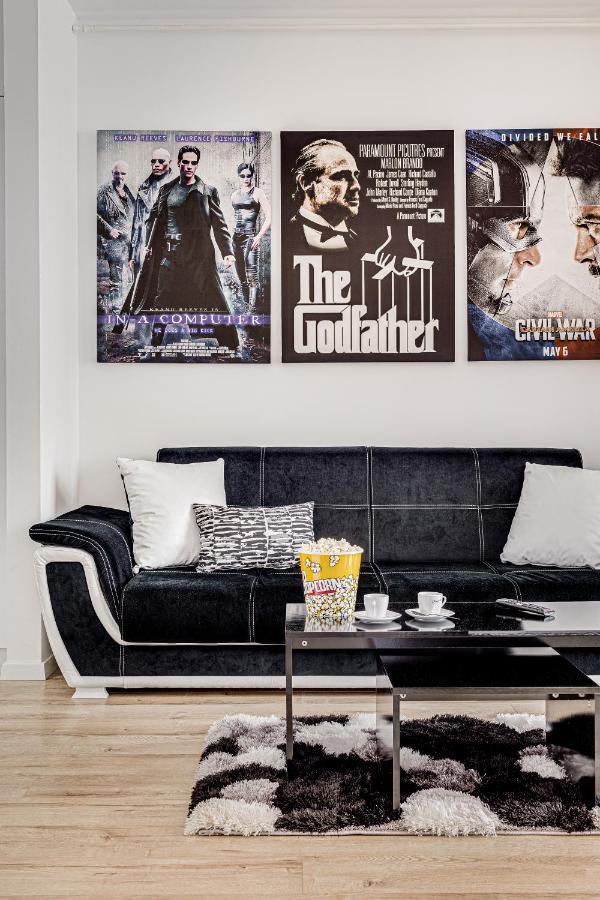 アラドAri Cinema Apartament With 2M Videoproiectorアパートメント エクステリア 写真