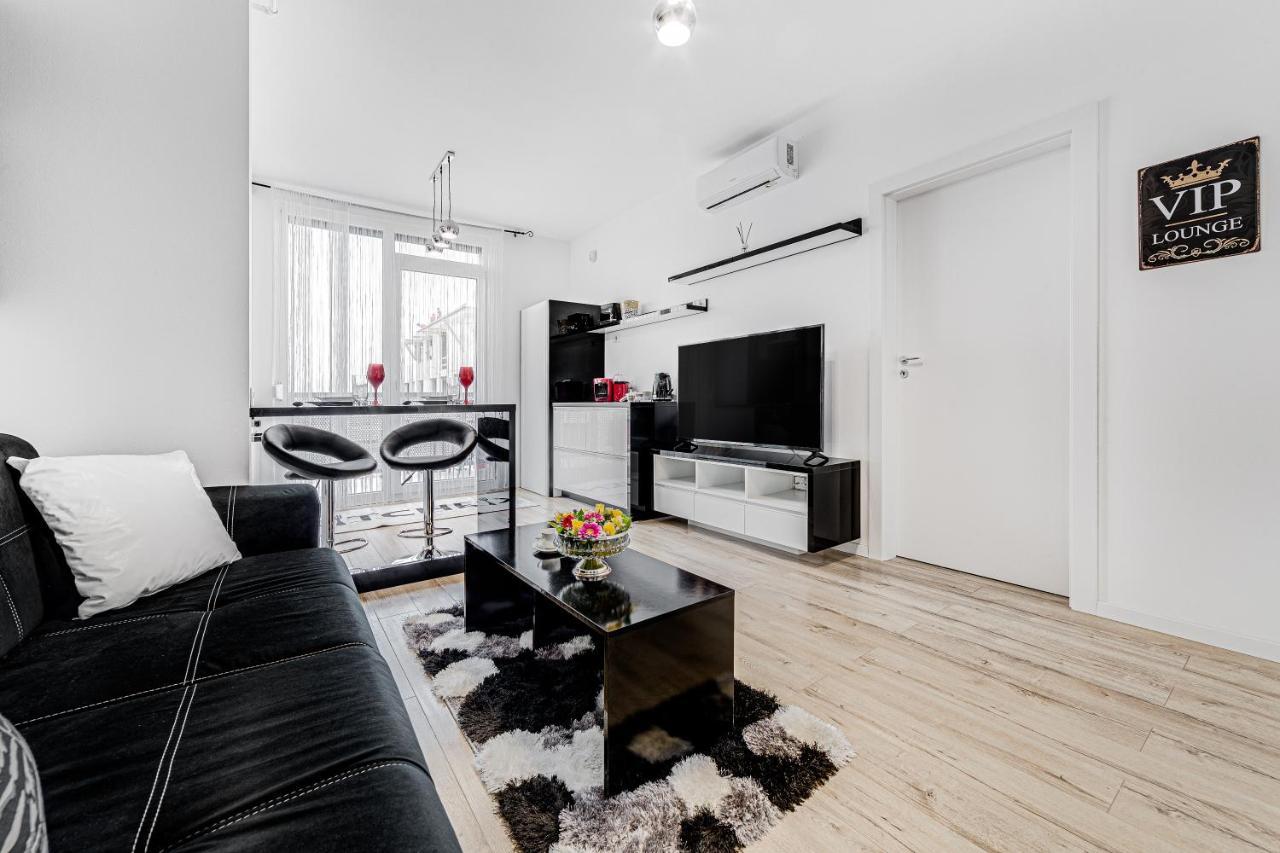 アラドAri Cinema Apartament With 2M Videoproiectorアパートメント エクステリア 写真