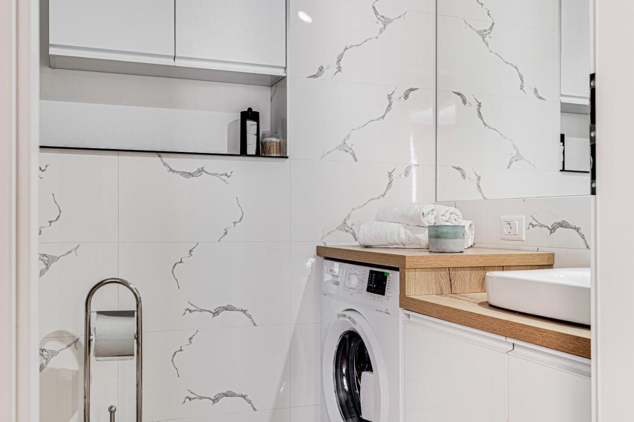 アラドAri Cinema Apartament With 2M Videoproiectorアパートメント エクステリア 写真