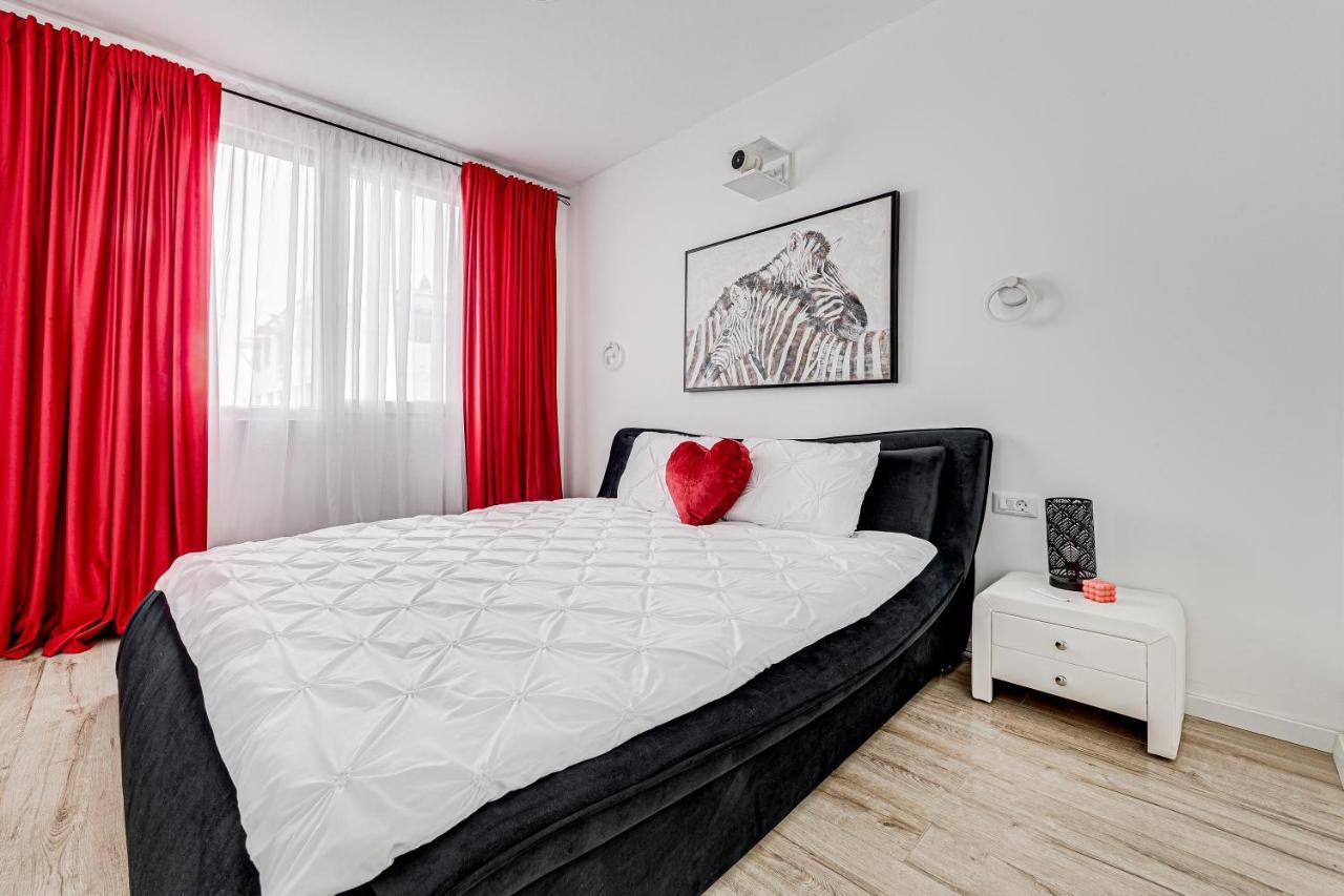 アラドAri Cinema Apartament With 2M Videoproiectorアパートメント エクステリア 写真