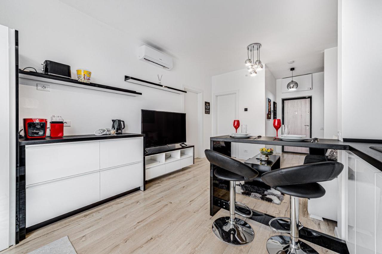 アラドAri Cinema Apartament With 2M Videoproiectorアパートメント エクステリア 写真