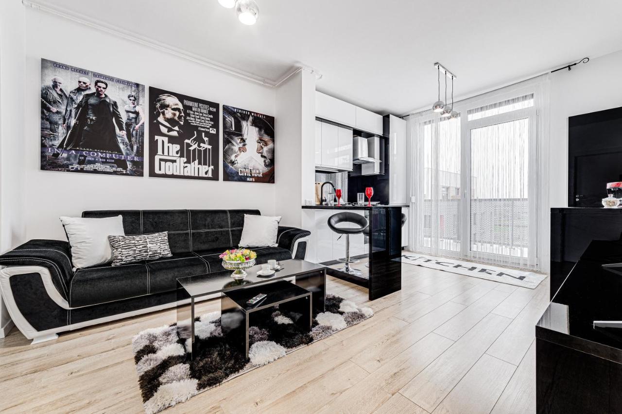アラドAri Cinema Apartament With 2M Videoproiectorアパートメント エクステリア 写真