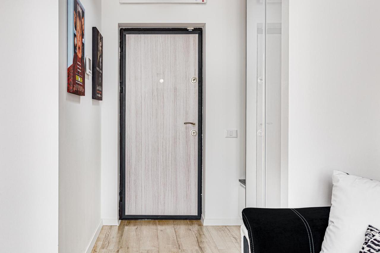 アラドAri Cinema Apartament With 2M Videoproiectorアパートメント エクステリア 写真