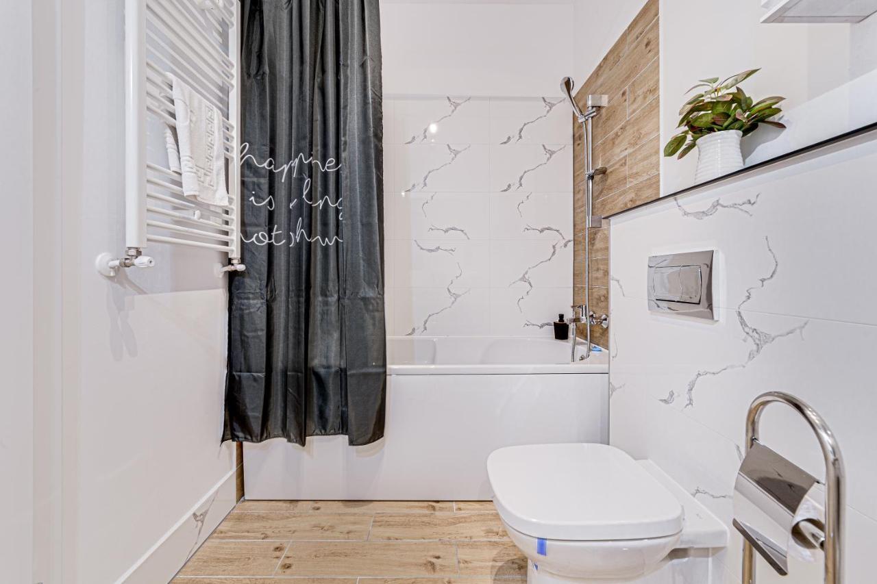 アラドAri Cinema Apartament With 2M Videoproiectorアパートメント エクステリア 写真